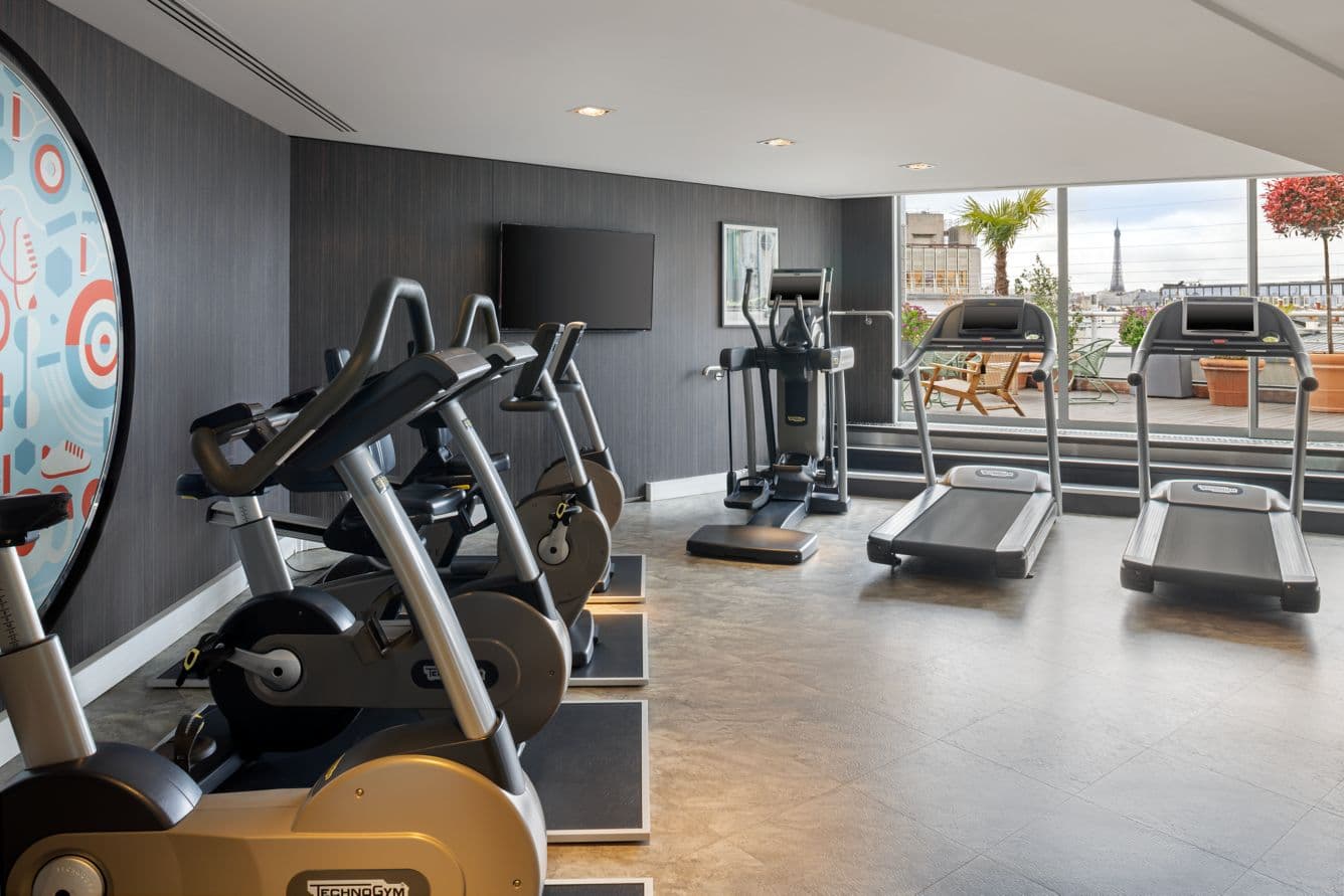 Salle de fitness avec vue sur Paris · Le Méridien Arc de Triomphe